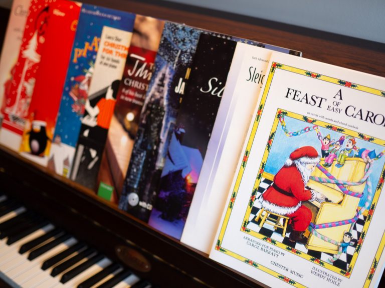 Read more about the article My Top 10 Christmas Books for Piano